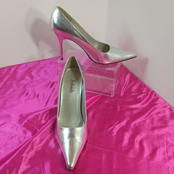 Frederick's of Hollywood Shoes - Frederick’s of Hollywood Women's SZ 12 M Silver Heels . Condition is Pre-owned